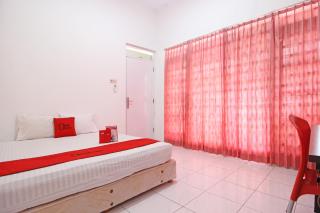 RedDoorz near Terminal Tirtonadi - Solo - 1