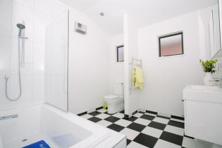 33 - Location location, right amongst it - 7