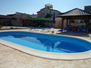 Queen beach Apartments - private pool - Sabunike III - Privlaka - 0