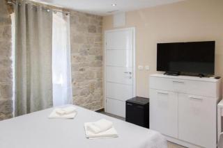 Elegant Residence Rooms - 1