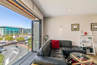 Enormous One Bedroom Beauty in CBD! Free Parking - Auckland - 6