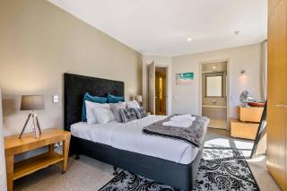 Enormous One Bedroom Beauty in CBD! Free Parking - Auckland - 1