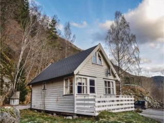 3 Bedroom Lovely Home In Vallavik - 1