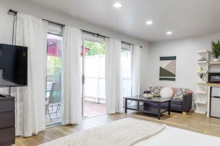 Spacious Guest Studio with Private Entry - Los Angeles - 1