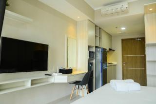 Sophisticated Studio at The Oasis Apartment By Travelio - Bekasi - 8