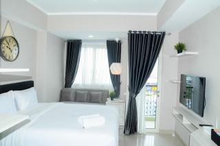 Sophisticated Studio at The Oasis Apartment By Travelio - Bekasi - 1