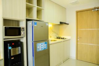 Sophisticated Studio at The Oasis Apartment By Travelio - Bekasi - 7
