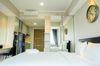 Sophisticated Studio at The Oasis Apartment By Travelio - Bekasi - 3