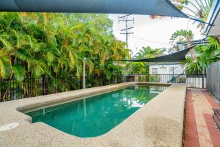 Tropical Unit with Private Fenced Garden Close to The Beach 4 - Palm Cove - 4