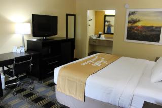 Days Inn by Wyndham Canton - Canton - 3