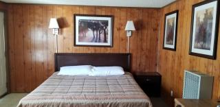 The Whispering Elms Motel - Baker - 8