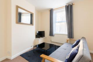Well presented 2 bedroom house - sleeps four - Leamington Spa - 7