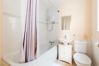 Well presented 2 bedroom house - sleeps four - 2