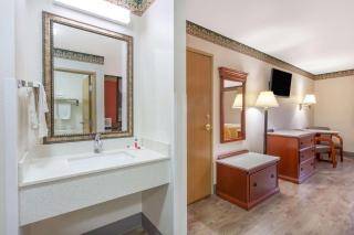 Super 8 by Wyndham Bedford - 6