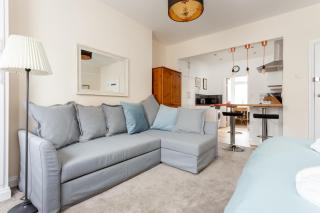 Stylish Town Centre Apartment Close to Beach and Shops - 3