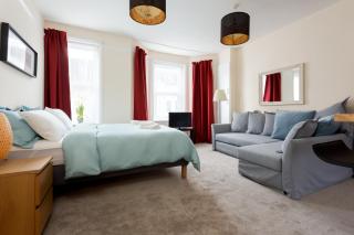 Stylish Town Centre Apartment Close to Beach and Shops - 7