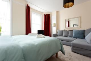 Stylish Town Centre Apartment Close to Beach and Shops - 6