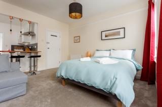 Stylish Town Centre Apartment Close to Beach and Shops - 5