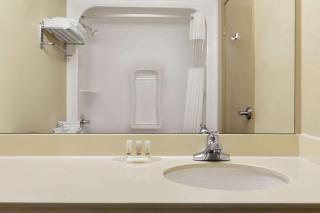 Days Inn & Suites by Wyndham Thompson - Thompson - 1
