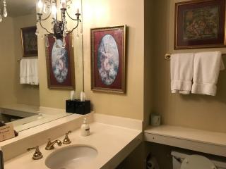 The Guest House Historic Mansion - 9