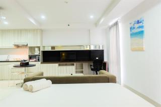 Studio Room Azalea Suites Apartment By Travelio - Kedungg - 6