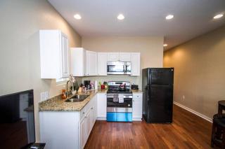Hackberry St #A Renovated 2BR/2BA Near Downtown - San Antonio - 1
