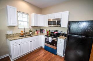 Hackberry St #A Renovated 2BR/2BA Near Downtown - San Antonio - 2
