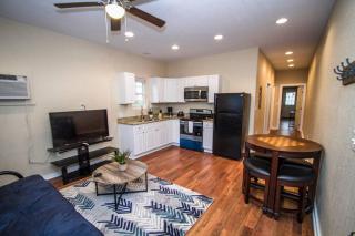 Hackberry St #A Renovated 2BR/2BA Near Downtown - San Antonio - 4