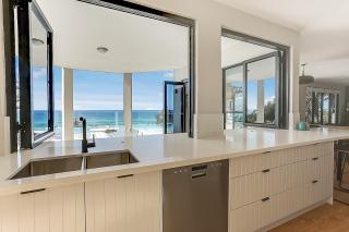 Castaways Beach Escape - Sunrise Beach - 4