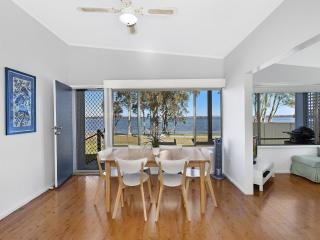 Lake Edge Cottage - Budgewoi - 4