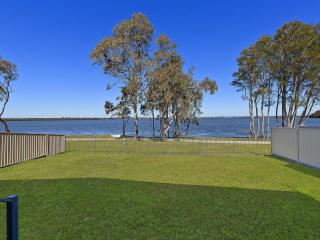 Lake Edge Cottage - Budgewoi - 2