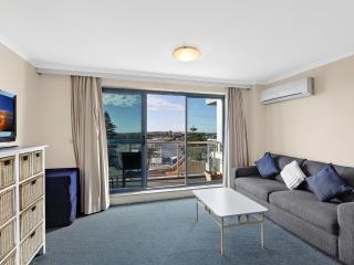 Waterfront Apartment 521 - The Entrance - 8