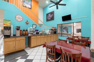 Howard Johnson by Wyndham Holbrook - 2