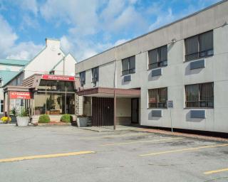 Econo Lodge By the Falls - 9