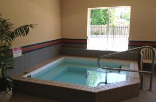 Best Western Plus Burlington Inn & Suites - 3