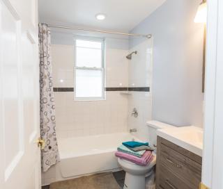 3-min walk to PETWORTH METRO STATION ;10 mins to CONVENTION CENTER: PRIVATE COZY and QUIET BEDROOM and BATHROOM - Washington, D.C. - 2