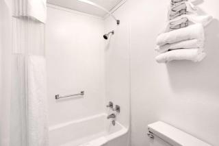 Howard Johnson by Wyndham Wilmington - Wilmington - 1
