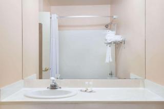 Howard Johnson by Wyndham Brigham City - 1