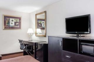 Howard Johnson by Wyndham Newark Airport - 1