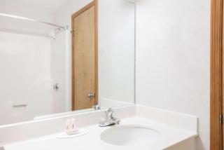 Howard Johnson by Wyndham Lenox - Lenox - 7