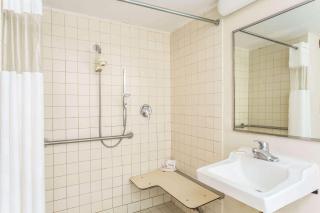 Ramada by Wyndham Luling - 2