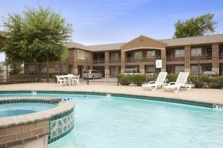 Howard Johnson by Wyndham Grand Prairie Near Lone Star Park - 5