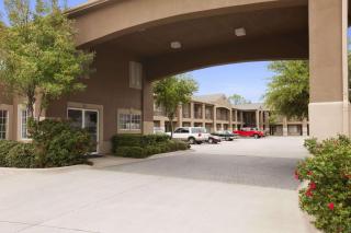 Howard Johnson by Wyndham Grand Prairie Near Lone Star Park - 8