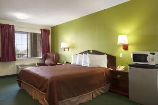 Howard Johnson by Wyndham Grand Prairie Near Lone Star Park - Grand Prairie - 4