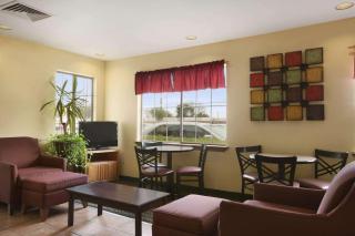 Howard Johnson by Wyndham Grand Prairie Near Lone Star Park - 7