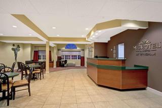Microtel Inn & Suites by Wyndham Bushnell - 8