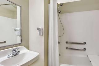 Microtel Inn & Suites by Wyndham Tuscaloosa - Tuscaloosa - 1
