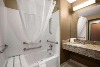 Microtel Inn & Suites by Wyndham Kenedy Karnes City - 4