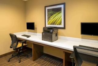 Microtel Inn & Suites by Wyndham Red Deer - Red Deer - 2