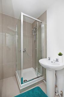4 Bedrooms Self Catering Dagenham House, Free Wifi & Netfix - Dagenham - 2
